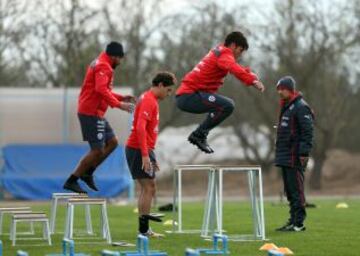 Angelo Henríquez y Fernando Meneses hablaron con la prensa. La selección chilena trabajó en doble jornada este lunes.