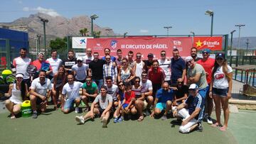 Antonio López con los participantes de la prueba en La Nucía del III Circuito de Pádel del Atlético que este fin de semana viaja a Marbella.