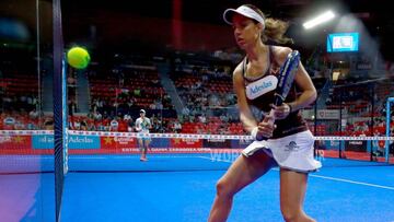 Marta Marrero acompa&ntilde;a la pelota para realizar un globo en el Zaragoza Open.