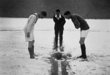 Comienzo del partido de fútbol entre el Arsenal y el Manchester United en Highbury.