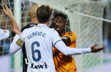 Vinicius discute con Sergio González una jugada durante el Leganés-Real Madrid