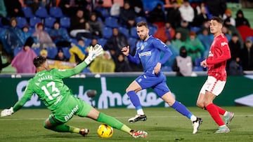 GETAFE (MADRID), 02/03/2024.- El guardameta de Las Palmas, Álvaro Vallés (i), detiene el balón ante el delantero del Getafe, Borja Mayoral, durante el encuentro correspondiente a la jornada 27 de Primera División que Getafe y Las Palmas disputan hoy sábado en el Coliseum de la localidad madrileña. EFE / Sergio Pérez.
