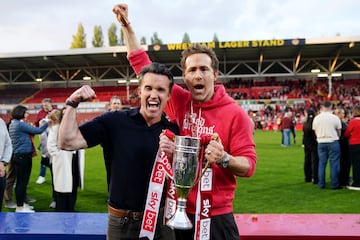 Rob McElhenney y Ryan Reynolds celebran el ascenso. 