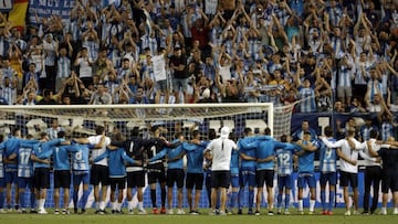 Los jugadores del M&aacute;laga celebran con su afici&oacute;n tras un partido.