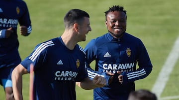 James Igbekeme, junto a Vuckic en un entrenamiento del Real Zaragoza.