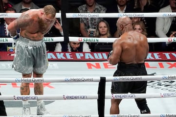 Momento en que Jake Paul le hace una reverencia a Mike Tyson durante su pelea.