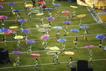 Bailarines durante la actuación de Coldplay en el descanso de la Super Bowl 50.