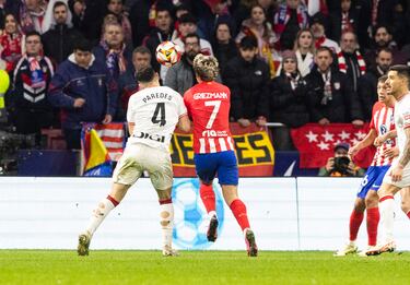 Otras de las polémicas del encuentro fue el posible penalti sobre Griezmann. El francés cayó al suelo tras un empujón de Paredes. Hernández Hernández le dijo que nada de nada.