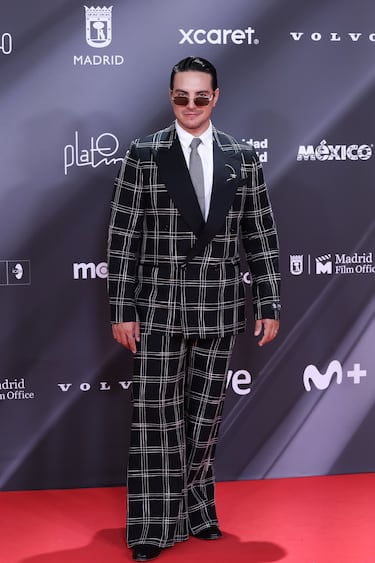 Vadhir Derbez posa en la alfombra roja. 