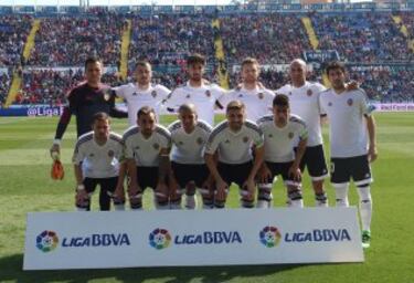 El once inicial del Valencia. De pie: Diego Alves, Javi Fuego, André Gomes, Mustafi, Abdennour y Dani Parejo. Agachados: Piatti, Alcácer, Feghouli, Siqueira y Cancelo.