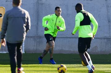 Chimy ?vila, presente en el ltimo entrenamiento del Betis.