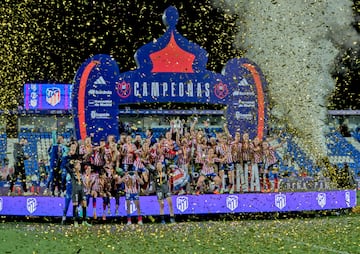 El Atlético de Madrid, campeonas de la Copa de la Reina tras ganar al Real Madrid en la tanda de penaltis.