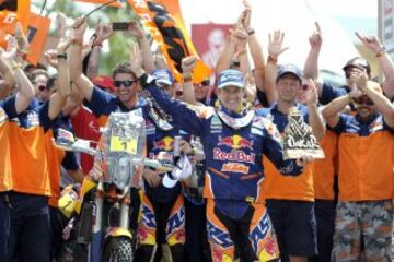 El piloto español de KTM Marc Coma festeja su victoria en la categoría de motos tras la última etapa en el Rally Dakar 2015 hoy, sábado 17 de enero de 2015, entre las localidades de Rosario y Buenos Aires, Argentina. El Dakar 2015 finalizó hoy tras disputarse desde el 3 y el 17 de enero entre Argentina, Chile y Bolivia. 