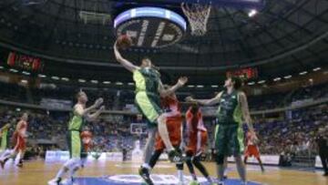 El p&iacute;vot del Unicaja Fran V&aacute;zquez (c) coge un rebote durante el partido frente a la La Bruixa d&#039;Or.