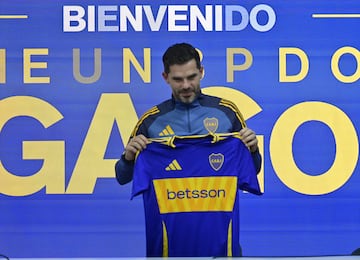 AME7255. BUENOS AIRES (ARGENTINA), 14/10/2024.- El ex futbolista argentino Fernando Gago posa con la camisa de Boca Juniors durante una rueda de prensa tras asumir como nuevo entrenador de Boca Juniors, este lunes en Buenos Aires (Argentina). EFE/ Matias Martin Campaya
