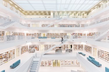Su nombre oficial es 'Stadtbibliothek am Mailänder Platz', es un hito arquitectónico mundial, a menudo elogiado por su diseño minimalista y futurista que contrasta fuertemente con la arquitectura tradicional de la ciudad. Fue diseñada por el arquitecto coreano Eun Young Yi y su estudio, Yi Architects. El diseño interior se basa en el principio de un "espacio vacío" o "corazón". La sala central, conocida como el "Salón del Silencio" (Forum), se extiende a lo largo de cuatro pisos y se inspira en el Panteón de Roma.