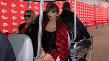 KANSAS CITY, MISSOURI - NOVEMBER 10: Taylor Swift rides on a golf cart prior to a game between the Kansas City Chiefs and the Denver Broncos at GEHA Field at Arrowhead Stadium on November 10, 2024 in Kansas City, Missouri. Jamie Squire/Getty Images/AFP (Photo by JAMIE SQUIRE / GETTY IMAGES NORTH AMERICA / Getty Images via AFP)