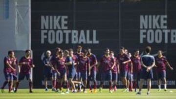 Los jugadores del Barcelona realizan ejercicios durante la sesión preparatoria de la plantilla azulgrana en la Ciudad Deportiva Joan Gamper.