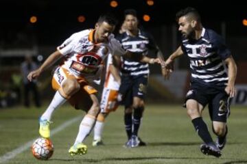 Patricio Jerez controla el balón en el sector derecho.