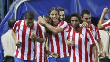 <b>CELEBRACIÓN. </b>El equipo al completo se acercó para felicitar a Elías, que marcó los dos goles colchoneros. Filipe, su compatriota, fue uno de los más efusivos.