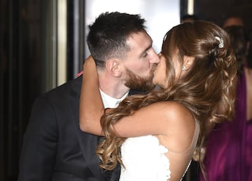 ROSARIO, ARGENTINA - JUNE 30:  Lionel Messi and Antonela Roccuzzo greet the press after their civil wedding ceremony at the City Center Rosario Hotel & Casino on June 30, 2017 in Rosario, Argentina. 