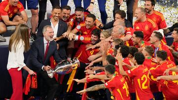 Spanish King Felipe VI holds the trophy as he and his daughter Princess Sofia celebrate with the players they won the final match between Spain and England at the Euro 2024 soccer tournament in Berlin, Germany, Sunday, July 14, 2024. (AP Photo/Andreea Alexandru)