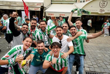 Gran ambiente en la Fan Zone del Real Betis. 