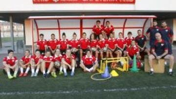 El primer equipo del Rayo Femenino en la Ciudad Deportiva de Vallecas antes de un entrenamiento. 