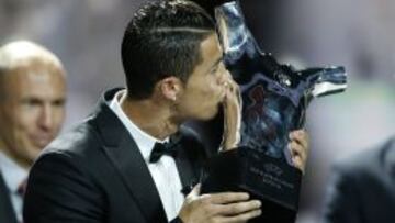 Cristiano Ronaldo besa su trofeo a Mejor Jugador de Europa.