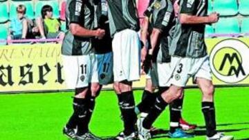 <b>DESPEDIDA </b>Sendoa se abraza con Sergio Fernández, que jugó su último partido con el Hércules, tras marcar uno de sus goles.