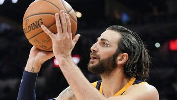 SAN001. SAN ANTONIO (EE.UU.), 03/02/2018.- Ricky Rubio de Utah Jazz en acci&oacute;n durante un partido de baloncesto de la NBA contra San Antonio Spurs disputado hoy, s&aacute;bado 3 de febrero de 2018, en San Antonio, Texas (EE.UU.). EFE/D. WILLIAM ABAT