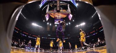 LeBron James y los Lakers vuelan en el Staples Center