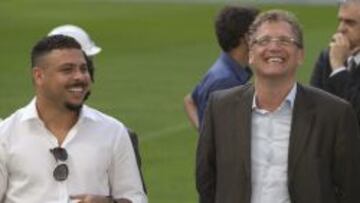 El secretario general de la FIFA, Jérôme Valcke, y el exjugador brasileño Ronaldo, visitan las obras del estadio Arena da Baixada en Curitiba el martes 22 de abril de 2014.