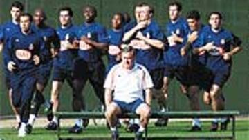 <b>ESPERANDO EL AUTOBÚS</B>. Javier Clemente no ha encontrado el sistema defensivo que le permita ganar el primer partido de Liga de la presente temporada.