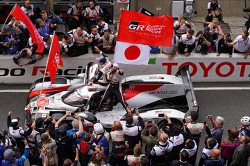 Los pilotos de Toyota Gazoo Racing TS050 Hybrid, Sebastien Buemi, Fernando Alonso y Kazuki Nakajima celebran la victoria.