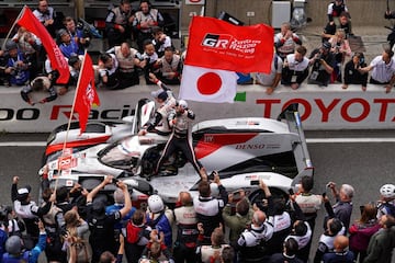 Los pilotos de Toyota Gazoo Racing TS050 Hybrid, Sebastien Buemi, Fernando Alonso y Kazuki Nakajima celebran la victoria.