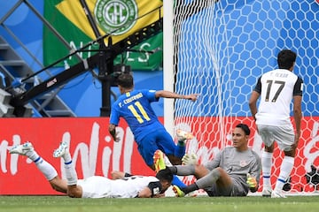 Brasil 1-0 Costa Rica | Centro de Marcelo, cabezazo de Firmino, la tocó Gabriel Jesús y Coutinho metió el primero de Brasil.