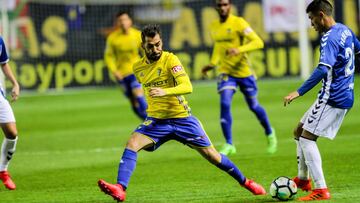 Fede Vega con el bal&oacute;n ante Perea.