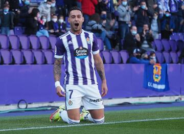 León está 'representada' por dos jugadores en la actual LaLiga Smartbank. Por una parte está Pedro León, futbolista del Fuenlabrada; y por otro, Sergio León, del Valladolid. En este caso optaremos por el segundo, para situarlo en nuestro ataque. Sergio León, un gran goleador que lleva toda la vida haciendo tantos. Quizá en los últimos años sus datos han decrecido, pero siempre ha estado ligado al gol por donde ha pasado. Ha desarrollado toda su carrera futbolística en España pasando por la cantera del Betis (y primer equipo), Reus, Elche, Osasuna, Levante... y ahora Valladolid, para intentar retornar a los blanquivioletas a la máxima categoría.