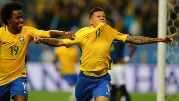 Soccer Football - 2018 World Cup Qualifiers - Brazil v Ecuador - Arena do Gremio stadium, Porto Alegre, Brazil - August 31, 2017. Philippe Coutinho (11) of Brazil celebrates his goal against Ecuador with teammate Willian. REUTERS/Pilar Olivares