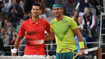 Los tenistas Novak Djokovic y Rafa Nadal posan antes de su partido de cuartos de final de Roland Garros 2022.