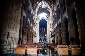 Interior de la Catedral de Notre Dame de París tras el incendio que empezó en la tarde del lunes 15 de abril de 2019.