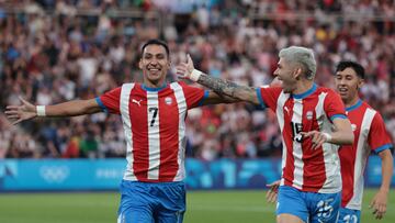 Paris 2024 Olympics - Football - Men's Group D - Paraguay vs Mali - Parc des Princes, Paris, France - July 30, 2024. Marcelo Fernandez of Paraguay celebrates scoring their first goal with Julio Enciso of Paraguay. REUTERS/Paul Childs