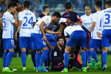 Lionel Messi of entre jugadores del M¨¢laga.