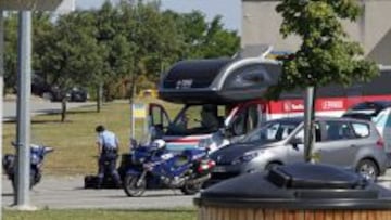 AS captó el momento en que tres gendarmes del servicio aduanero registró un vehículo del RadiShack.