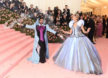 La intérprete lució un vestido de Cenicienta de Disney diseño de Tommy Hilfiger en una gala bajo el tema 'Camp: Notas sobre la moda'.