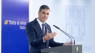 El presidente del Gobierno, Pedro Sánchez, durante una rueda de prensa posterior a la reunión del Consejo de Ministros, en el Palacio de La Moncloa, a 11 de noviembre de 2024, en Madrid (España). El Consejo de Ministros ha aprobado un conjunto de medidas laborales para los trabajadores afectados por la DANA. Este paquete de medidas es el segundo que adopta el Gobierno. Este escudo laboral', que tendrá efectos retroactivos desde el 29 de octubre, estará integrado por diversas medidas, como los Expedientes de Regulación Temporal de Empleo (ERTE) por fuerza mayor o por causas económicas, técnicas, organizativas o de producción (ETOP), a los que podrán acogerse empresas radicadas en las zonas sacudidas por la DANA pero también aquellas que justifiquen que su actividad se ha visto afectada por el temporal.
11 NOVIEMBRE 2024;CONSEJO DE MINISTROS;GOBIERNO;AYUDAS;DANA
Eduardo Parra / Europa Press
11/11/2024