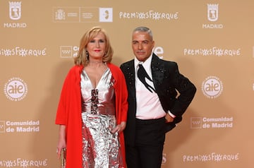 La periodista Nieves Herrero y Juan Carlos León posan en la alfombra roja de la 30 edición de los Premios José María Forqué, en el Palacio Municipal de IFEMA.