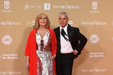 La periodista Nieves Herrero y Juan Carlos León posan en la alfombra roja de la 30 edición de los Premios José María Forqué, en el Palacio Municipal de IFEMA.