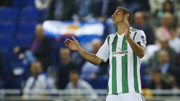 El extremo del Real Betis, Joaqu&iacute;n, se lamenta de una ocasi&oacute;n fallada durante el encuentro correspondiente a la d&eacute;cima jornada de primera divisi&oacute;n que disputan esta noche frente al CD Espanyol en el RCDE Stadium, en Barcelona. 